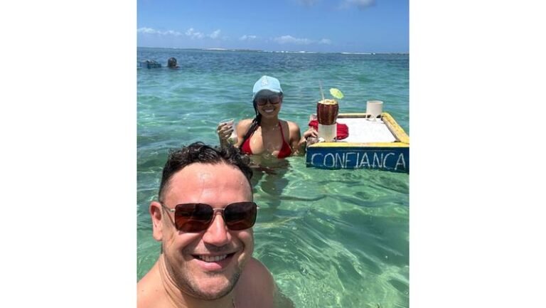 Fernando Pádua aproveita dias de descanso ao lado da esposa, na Bahia, após gravação de DVD