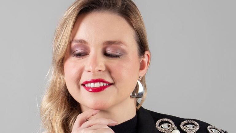 Beleza sem idade: make para pele madura; Dicas práticas para um look elegante e radiante