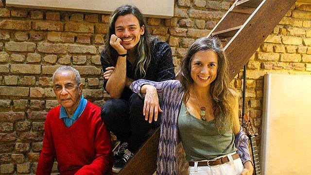 Talento em família: Zé Carlos Medeiros, Marcelo Cervone e Aisling Groves-McKeown fazem show inédito na Casa com a Música, na Lapa