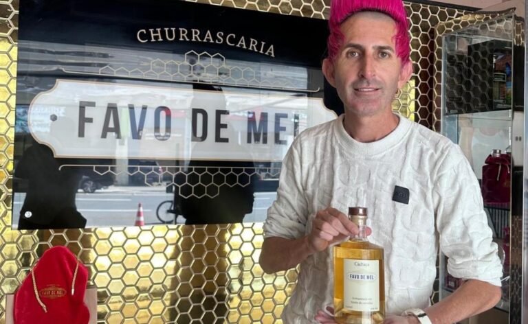 Hulk Magrelo é Convidado a Conhecer a Churrascaria Favo de Mel em Goiânia, e Acabou Experimentando a Cachaça da Casa