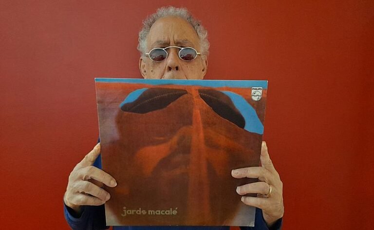Jards Macalé canta o álbum de 1972 no Doce Maravilha