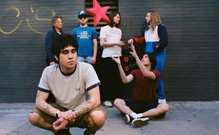 O sexteto de Los Angeles The Sophs revela o single “SWEAT”