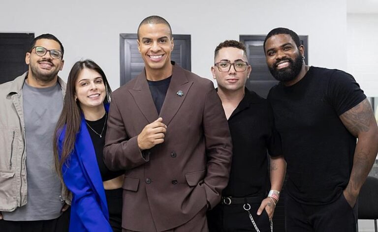Mateus, estrategista de imagem e referência entre artistas, marca presença em evento da Globo ao lado de Thiago Oliveira