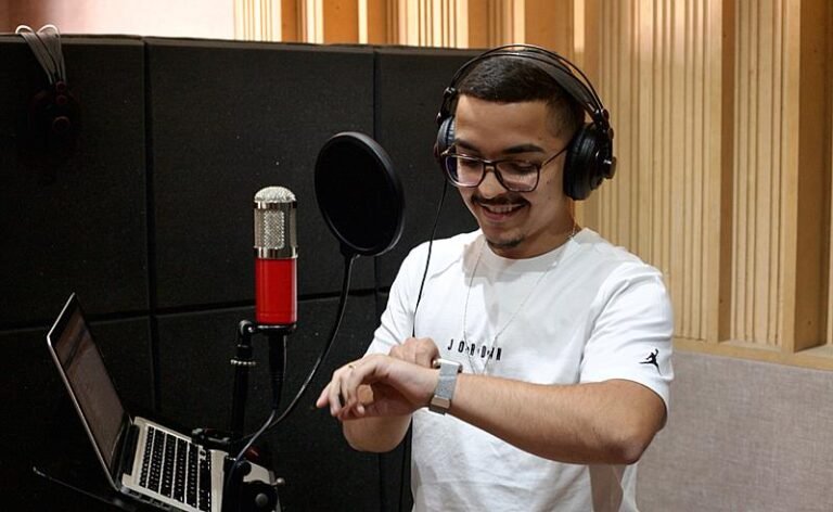 O cantor Igor Roberto comemora o rápido crescimento de seu lançamento!