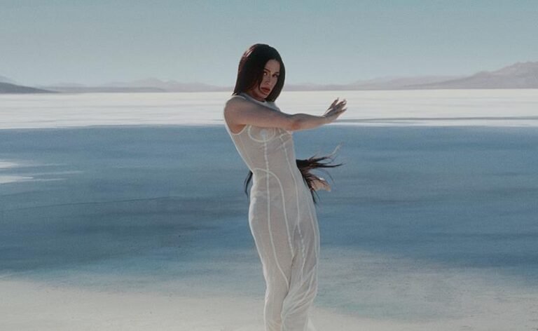 Arca retorna com um novo single duplo, “Puta / Sola”