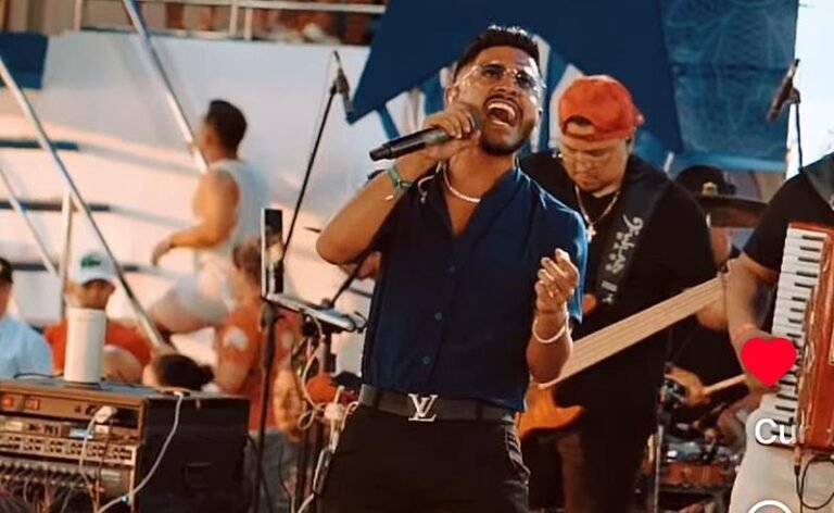 Daniel Trindade agitou a Caravana Parintins Rio Fest a bordo de barco rumo à festa tradicional no Amazonas