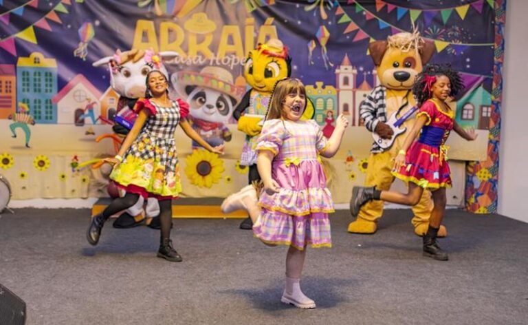 Sandy Mel leva alegria ao Arraial da Casa Hope, em São Paulo
