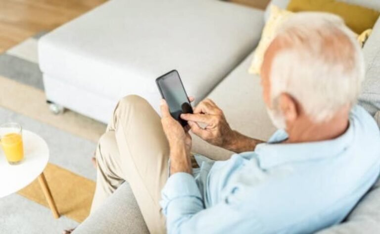 Terceira idade online: conexão sem contato e o esvaziamento do tempo