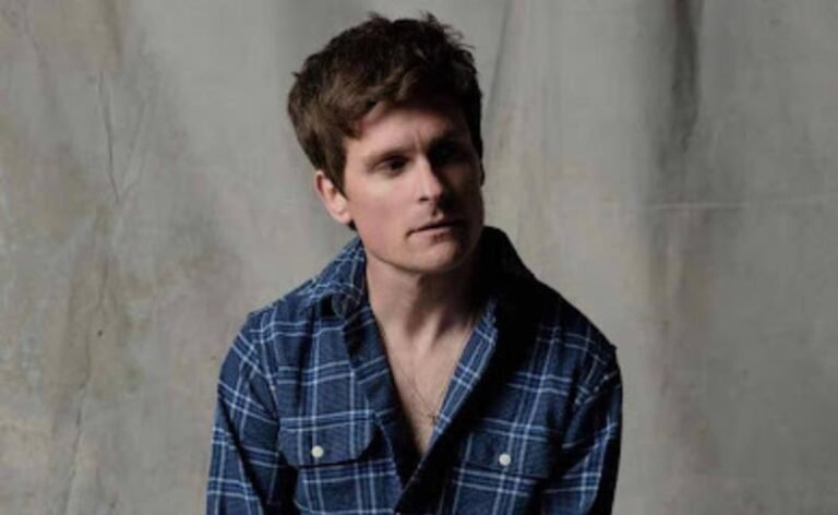 Cantor e compositor londrino Tom Speight lança hoje o encantador novo single “Buzzing”