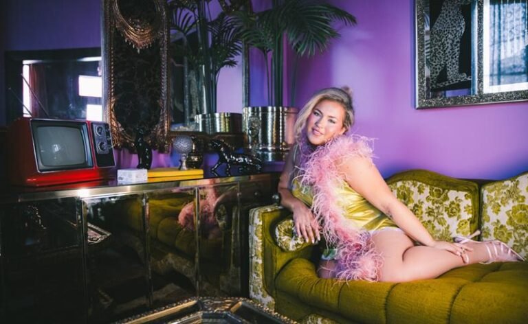 Molly Grace lança “WYKYK”, o último single antes do seu álbum de estreia Blush, que chega 26 de setembro