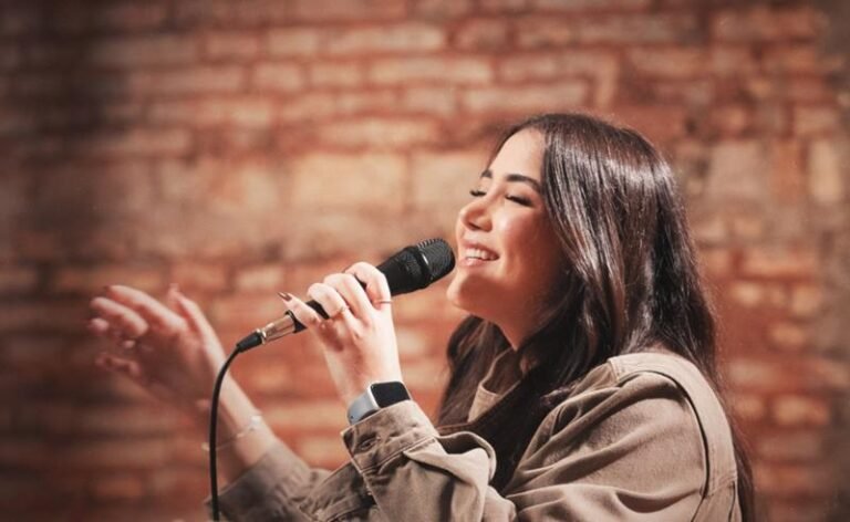 Brenda Danese apresenta o single e clipe “Abandono o Meu Poço” pela Universal Music