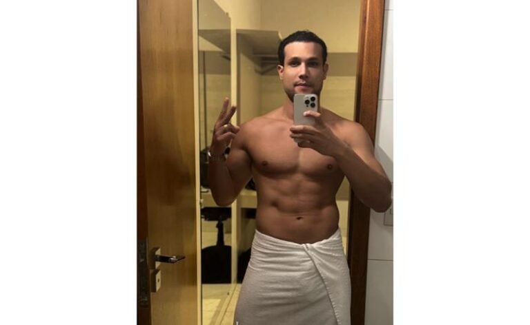 Sem limites! Israel Novaes causa alvoroço na web ao postar foto só de toalha