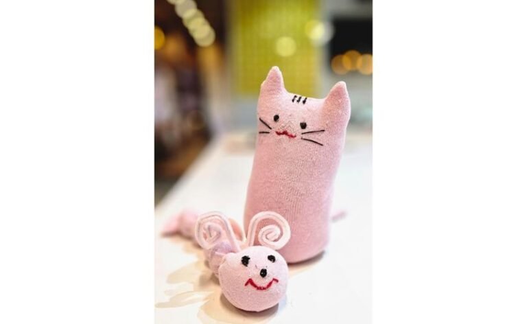 Customização de meias em personagens e confecção de roupas para bonecas marcam Mês das Crianças no Clube de Costura