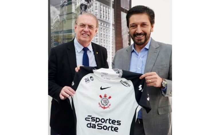 Primeira-dama Regina Nunes é homenageada pelo Corinthians em visita do presidente Osmar Stabile à Prefeitura de São Paulo