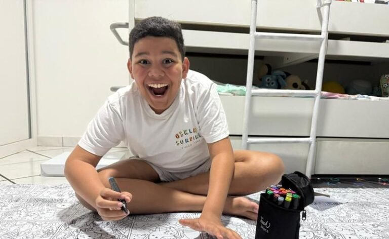 Modelo mirim Guilherme Corrêa solta a imaginação com a divertida toalha de colorir Decorelli