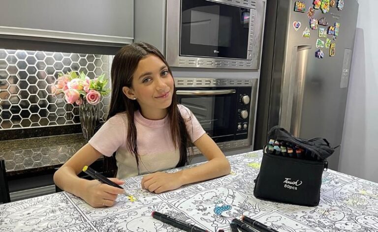 Modelo mirim Sophia Braz solta a imaginação com a divertida toalha de colorir Decorelli