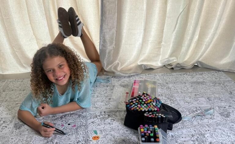 Modelo mirim Malu Neris solta a imaginação com a divertida toalha de colorir Decorelli