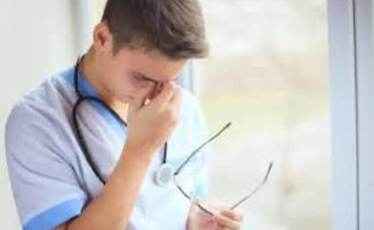 Médicos e a vida após o jaleco: estudo revela desafios, desigualdades e planos para o futuro