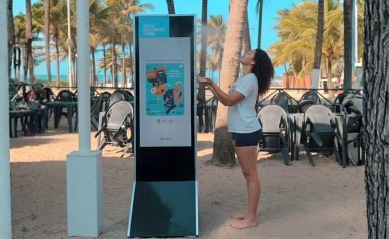 Mídia que refresca e engaja: totem interativo une alívio térmico e publicidade de alta retenção em academias, praias e arenas esportivas