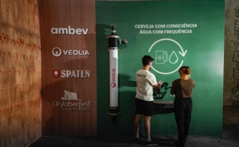 Um brinde à moderação! Ambev oferece água grátis na Oktoberfest de Blumenau