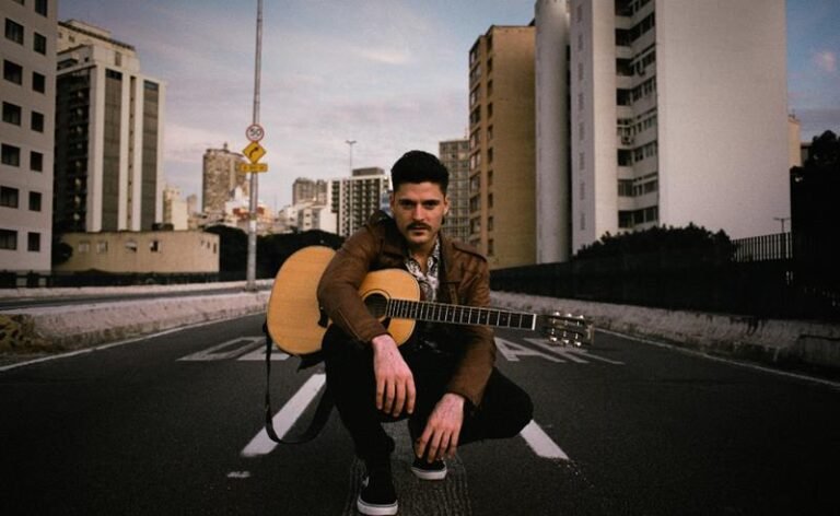 Com pegada grunge, Tony Creek estreia o novo single “Raging Bullet” pelo selo Base Company