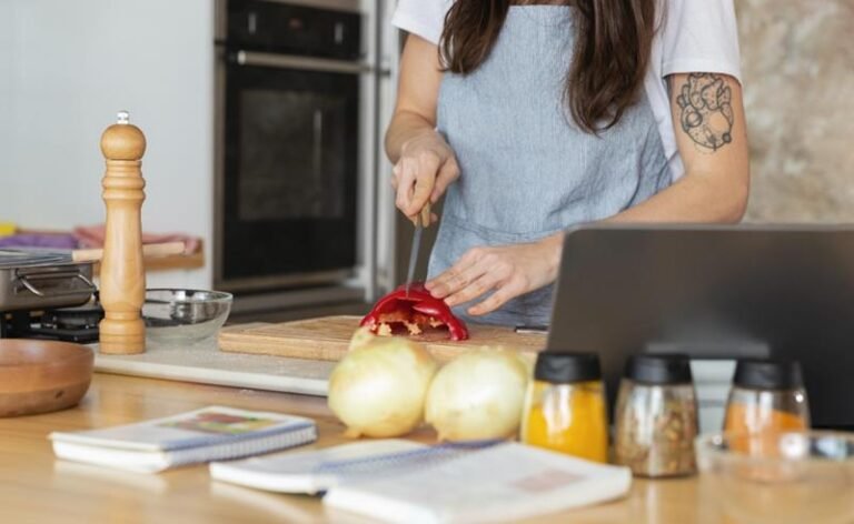 Tradição de chef, rotina de casa: truques profissionais para cozinhar melhor no dia a dia