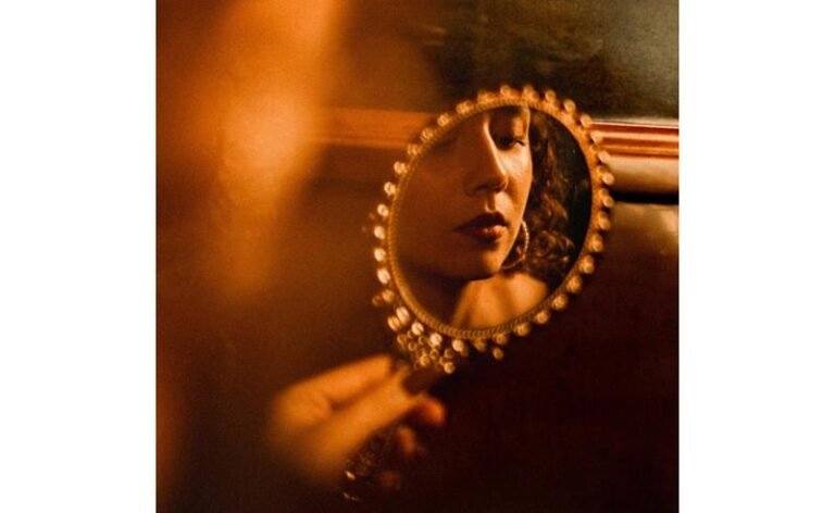 Esther Torres lança “Avesso”, parceria com Manoel Cordeiro