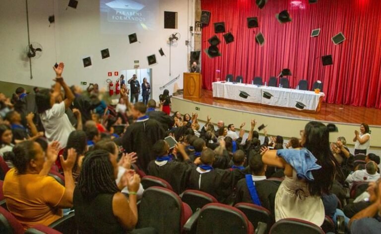 Formatura de 53 adolescentes marca ciclo de qualificação profissional em São Paulo