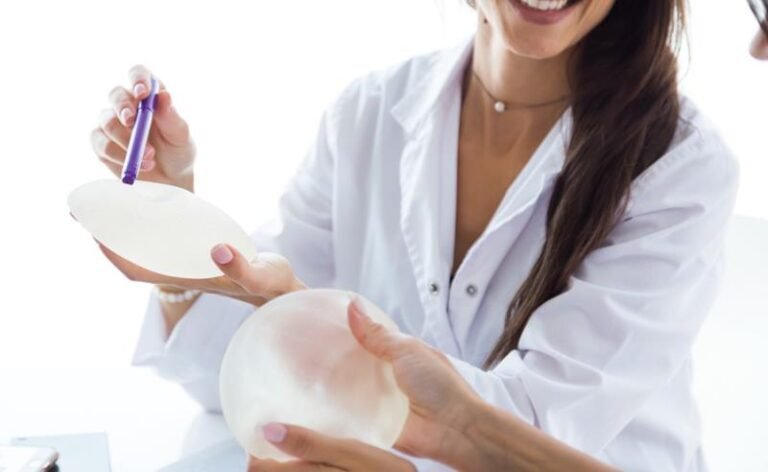 Retirada de prótese de silicone cresce entre mulheres que colocaram implante aos 20