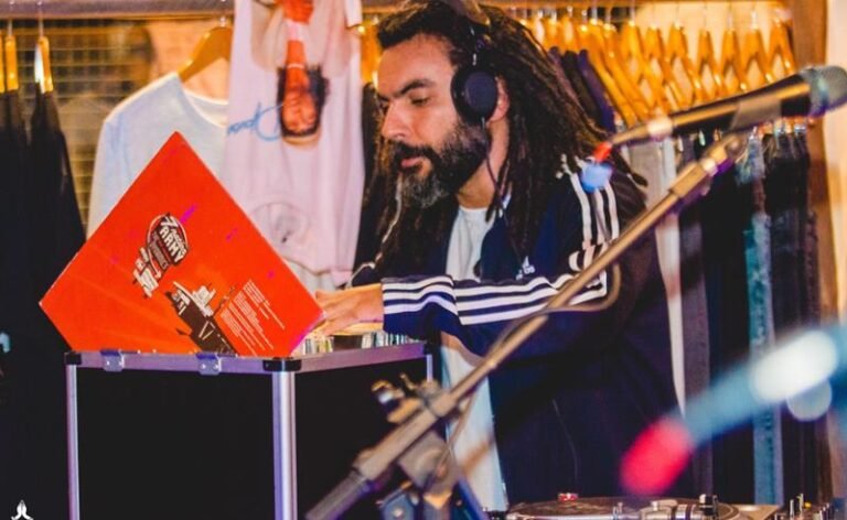 Selva em Transe mistura psicodelia brasileira, forró e discotecagem em vinil e fita K7 em São Paulo