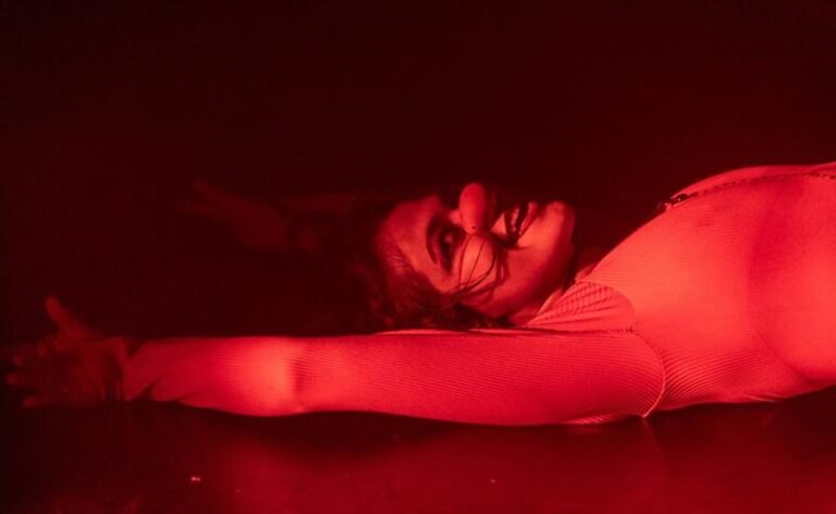 “A Queda”: tragicomédia sobre relações e resistência feminina estreia em curtíssima temporada em São Paulo