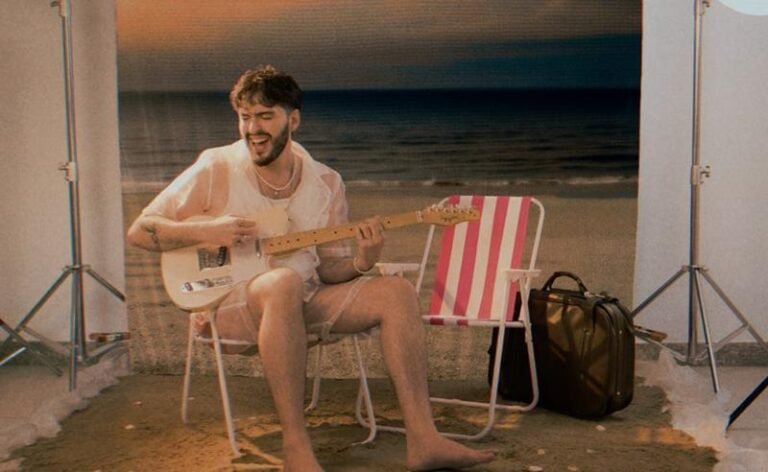 Renato Enoch transforma praia artificial e efeitos visuais em narrativa surrealista no clipe de “todo sim”