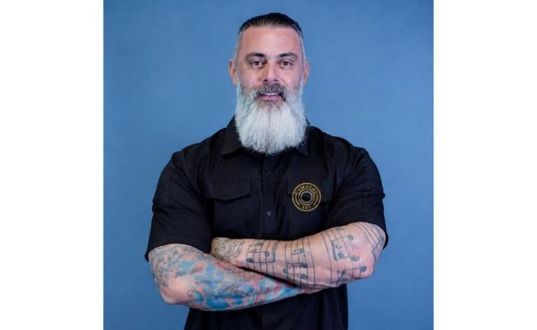 Da sucata à arte monumental: Rodrigo Camacho cria trono inspirado em Game of Thrones com armas desativadas da Polícia Militar do Rio