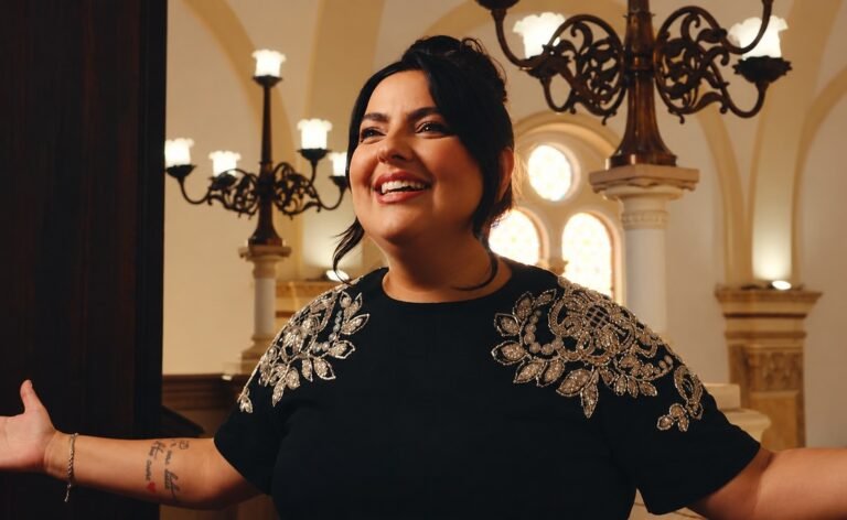 Após cirurgia na voz, Marcelle Rocha transforma superação em “Invencível Amor”