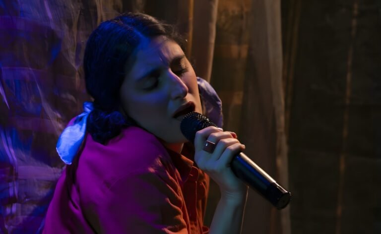 Com sessões esgotadas desde a estreia, “Pra Quem Não me Conhece” prorroga temporada na Casa de Cultura Laura Alvim