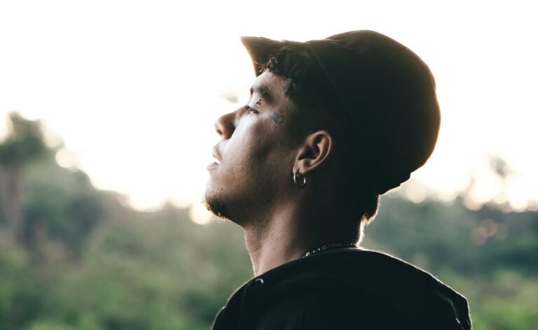 Rapper de São Gonçalo, Frajado mira nova fase da carreira com o single “Omnitrix”