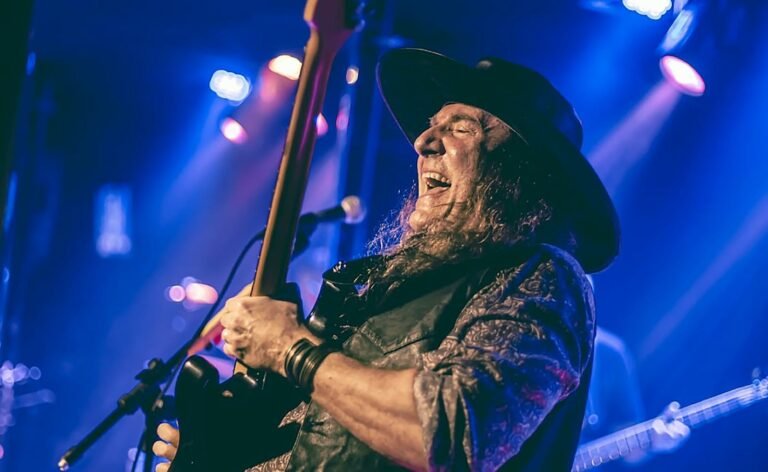 Fábio Rizental celebra o legado de Milton Nascimento, Djavan e Luiz Melodia em seu novo show, “Três Rosas Negras”