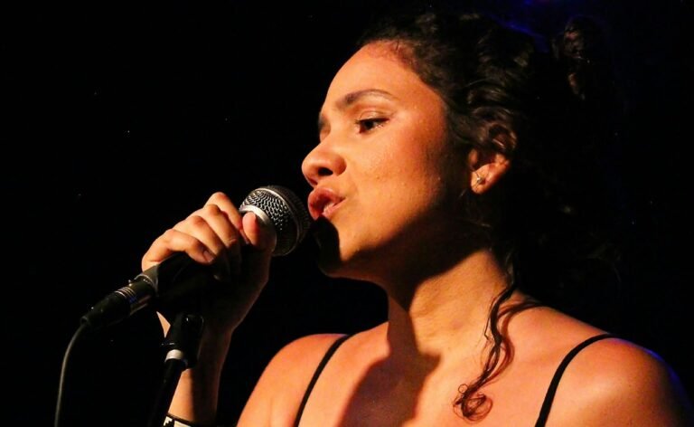 Naiara Martins celebra os sons do Brasil em seu novo show, no Acaso Cultural, em Botafogo