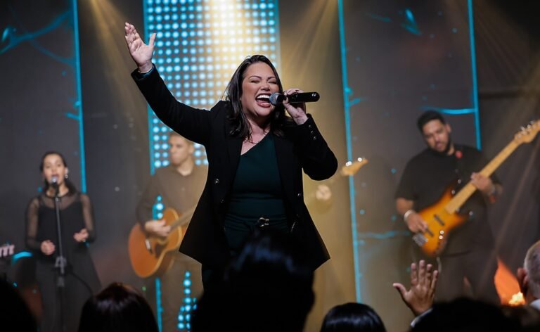 Cindy Tápia estreia na música pela Todah Music Experience Live e apresenta o single “Ele é Grande”